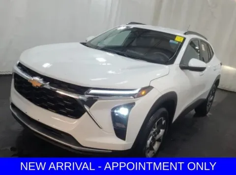 White 2025 Chevrolet Trax LT for sale in Denton, TX