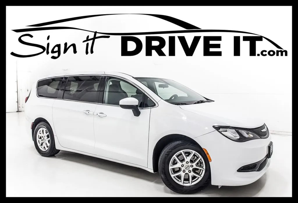 2022 Chrysler Voyager LX's photo