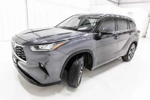 Photos of 2020 Toyota Highlander XLE for sale in Denton, TX at Sign It Drive It