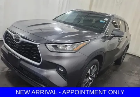 Gray 2020 Toyota Highlander XLE for sale in Denton, TX