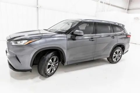 Another view of 2020 Toyota Highlander XLE for sale in Denton, TX at Sign It Drive It