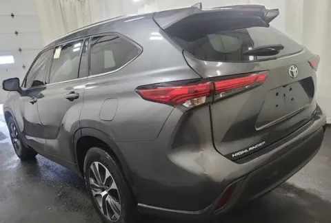 Another view of 2020 Toyota Highlander XLE for sale in Denton, TX at Sign It Drive It