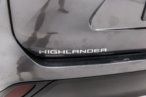 More photos of 2020 Toyota Highlander XLE at Sign It Drive It, TX