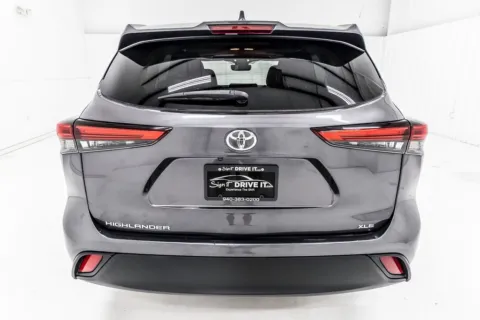 More photos of 2020 Toyota Highlander XLE at Sign It Drive It, TX