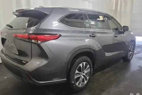 More photos of 2020 Toyota Highlander XLE at Sign It Drive It, TX