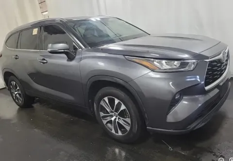 More photos of 2020 Toyota Highlander XLE at Sign It Drive It, TX