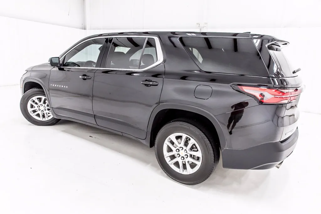 2023 Chevrolet Traverse LS - Photo 4