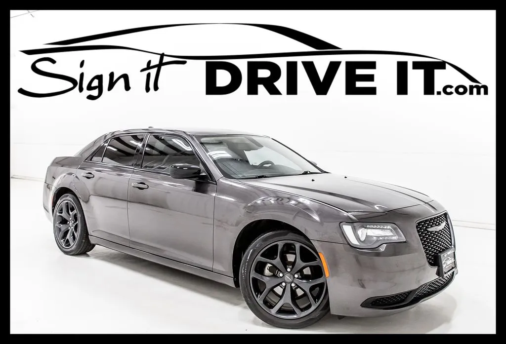 2021 Chrysler 300 Touring's photo