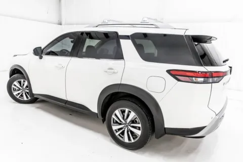 More photos of 2024 Nissan Pathfinder SL at Sign It Drive It, TX