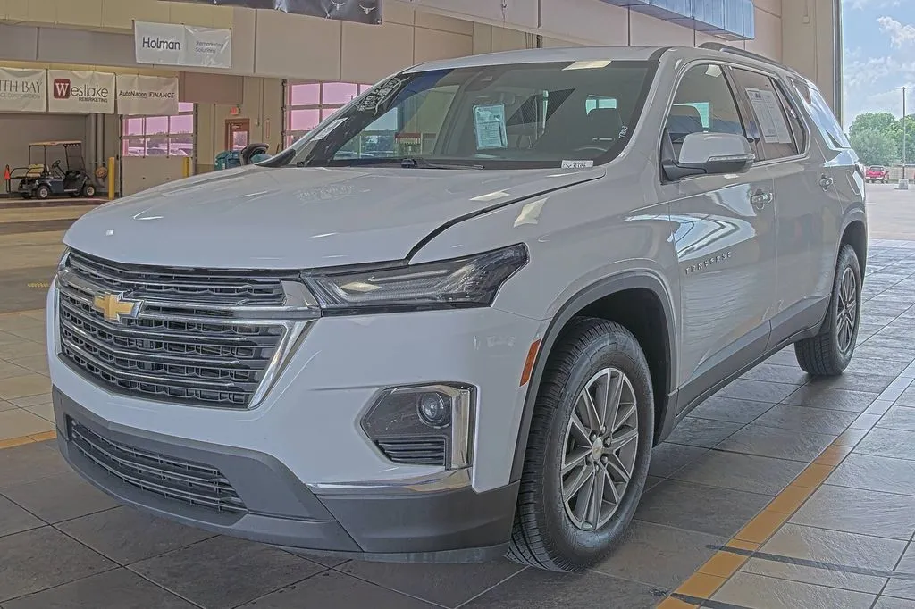 White 2023 Chevrolet Traverse LT Leather for sale in Denton, TX