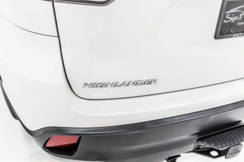More photos of 2019 Toyota Highlander XLE at Sign It Drive It, TX