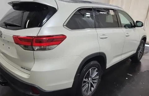 More photos of 2019 Toyota Highlander XLE at Sign It Drive It, TX