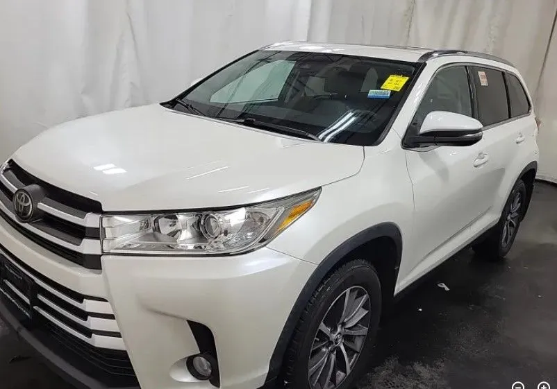 White 2019 Toyota Highlander XLE for sale in Denton, TX