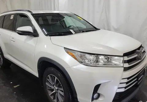 More photos of 2019 Toyota Highlander XLE at Sign It Drive It, TX