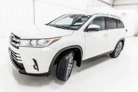 Photos of 2019 Toyota Highlander XLE for sale in Denton, TX at Sign It Drive It