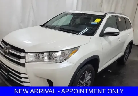 White 2019 Toyota Highlander XLE for sale in Denton, TX