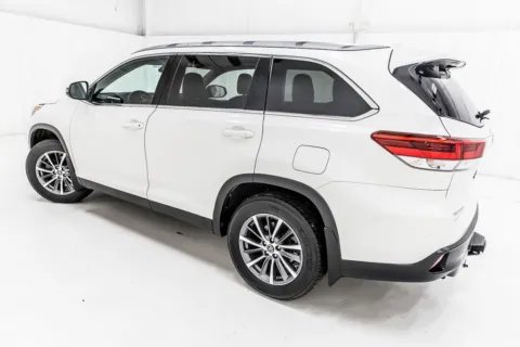 More photos of 2019 Toyota Highlander XLE at Sign It Drive It, TX