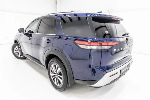 More photos of 2022 Nissan Pathfinder SL at Sign It Drive It, TX