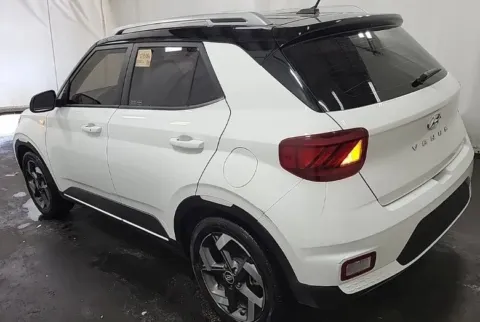 White 2024 Hyundai Venue Limited for sale in Denton, TX