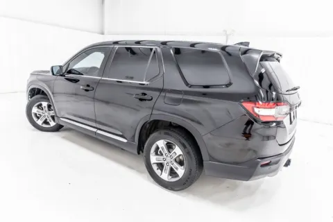 More photos of 2023 Honda Pilot EX-L at Sign It Drive It, TX