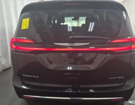 More photos of 2022 Chrysler Pacifica Limited at Sign It Drive It, TX