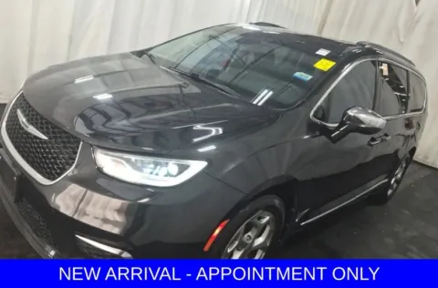 Black 2022 Chrysler Pacifica Limited for sale in Denton, TX