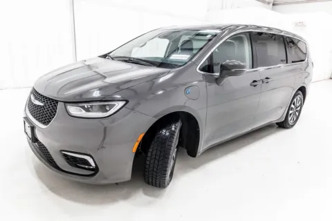 Photos of 2022 Chrysler Pacifica Hybrid Touring L for sale in Denton, TX at Sign It Drive It