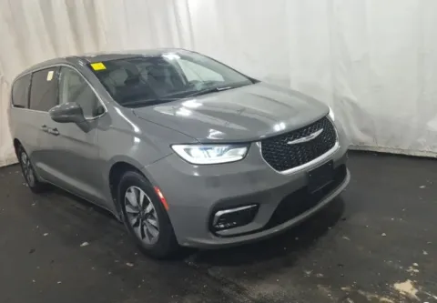 More photos of 2022 Chrysler Pacifica Hybrid Touring L at Sign It Drive It, TX