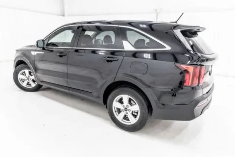 More photos of 2023 Kia Sorento LX at Sign It Drive It, TX