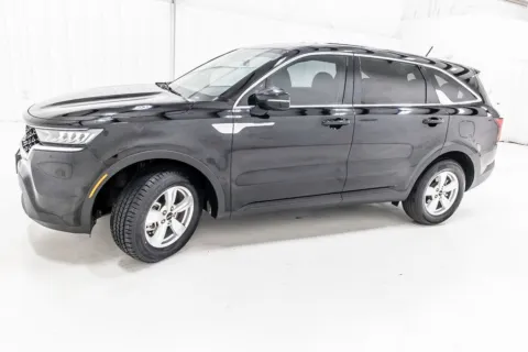 More photos of 2023 Kia Sorento LX at Sign It Drive It, TX