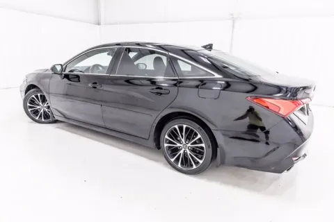 More photos of 2019 Toyota Avalon Limited at Sign It Drive It, TX