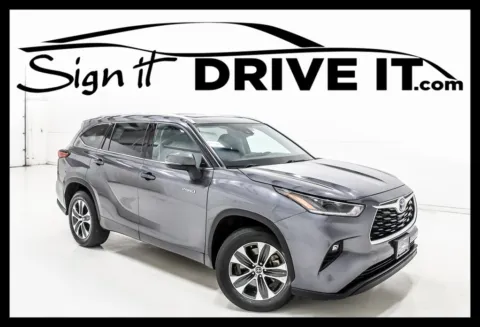 Gray 2021 Toyota Highlander Hybrid XLE for sale in Denton, TX