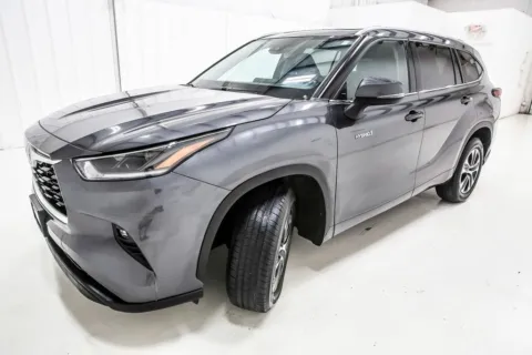 Photos of 2021 Toyota Highlander Hybrid XLE for sale in Denton, TX at Sign It Drive It