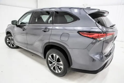 More photos of 2021 Toyota Highlander Hybrid XLE at Sign It Drive It, TX