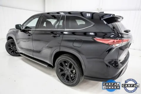 More photos of 2022 Toyota Highlander LE at Sign It Drive It, TX