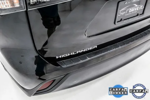 More photos of 2022 Toyota Highlander LE at Sign It Drive It, TX