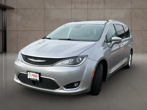White 2019 Chrysler Pacifica Touring L Minivan 4D for sale in Dallas, OR