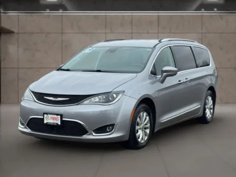 White 2019 Chrysler Pacifica Touring L Minivan 4D for sale in Dallas, OR