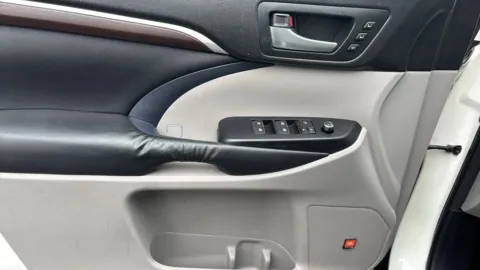 Another view of 2014 Toyota Highlander Limited Sport Utility 4D for sale in Dallas, OR at Synergize Auto LLC