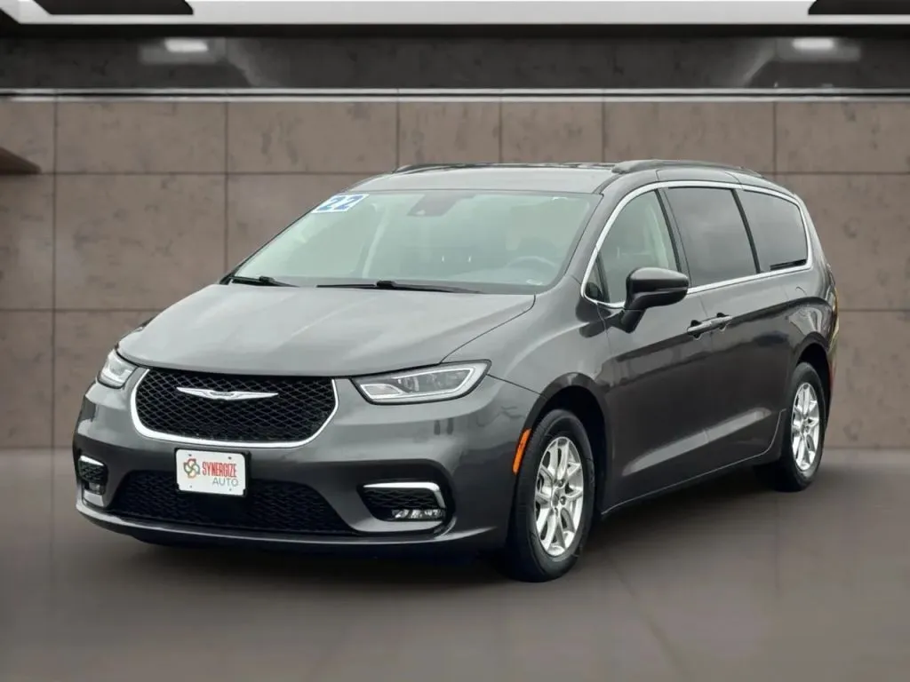 2022 Chrysler Pacifica Touring L's photo
