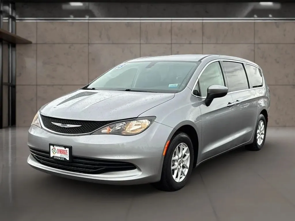 2018 Chrysler Pacifica LX's photo