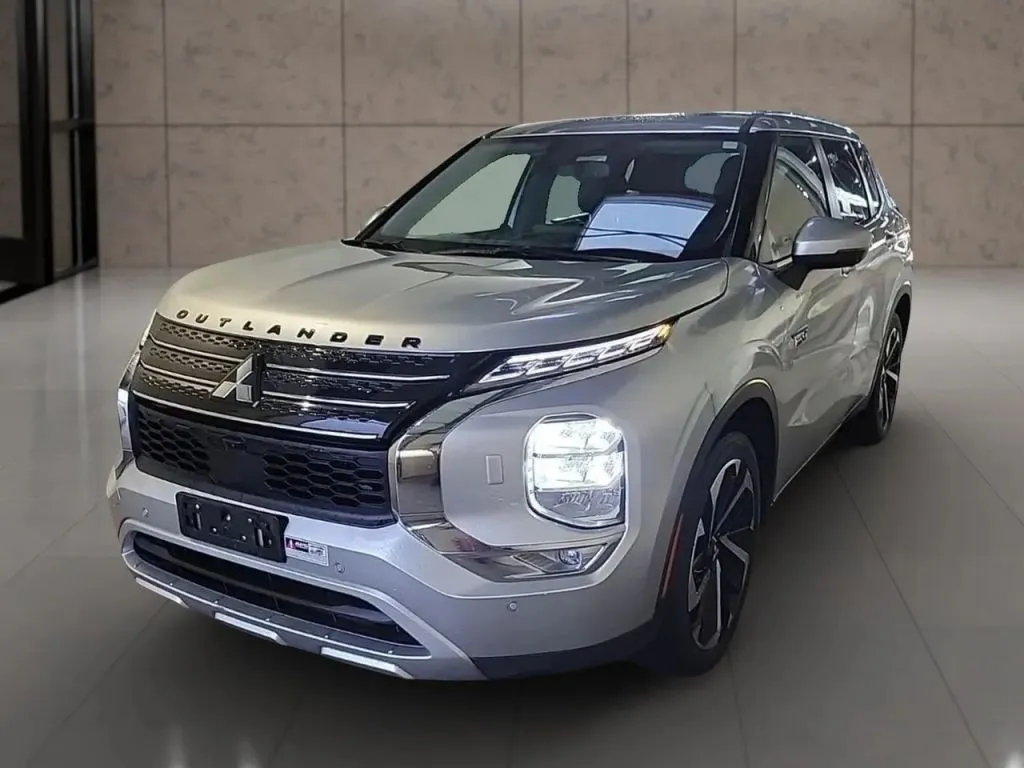 2023 Mitsubishi Outlander Plug-In Hybrid SE's photo