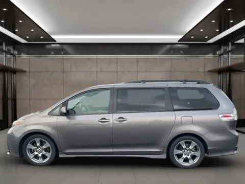 More photos of 2018 Toyota Sienna SE Premium Minivan 4D at Synergize Auto LLC, OR