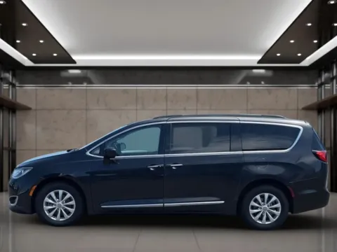 More photos of 2017 Chrysler Pacifica Touring-L Minivan 4D at Synergize Auto LLC, OR