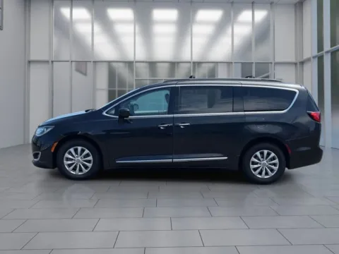 More photos of 2017 Chrysler Pacifica Touring-L Minivan 4D at Synergize Auto LLC, OR