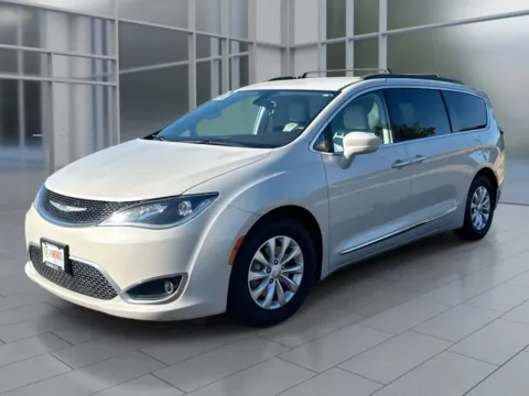 Unknown 2017 Chrysler Pacifica Touring-L Minivan 4D for sale in Dallas, OR