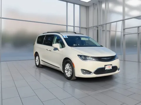 Another view of 2017 Chrysler Pacifica Touring-L Minivan 4D for sale in Dallas, OR at Synergize Auto LLC