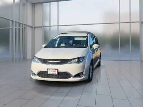 More photos of 2017 Chrysler Pacifica Touring-L Minivan 4D at Synergize Auto LLC, OR