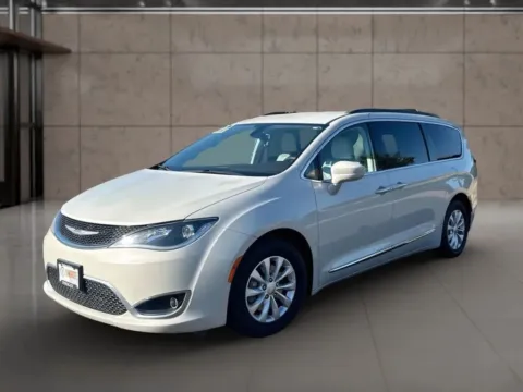 Unknown 2017 Chrysler Pacifica Touring-L Minivan 4D for sale in Dallas, OR