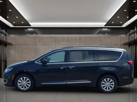 More photos of 2017 Chrysler Pacifica Touring-L Minivan 4D at Synergize Auto LLC, OR